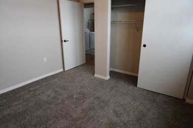 Gri halılı yatak odası apartman dairesi içinde..