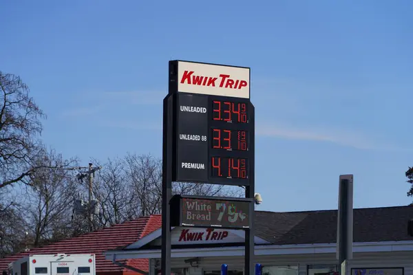 Mauston, Wisconsin ABD - 7 Şubat 2022: Wisconsin Kwik Trip 'te yakıt fiyatları Joe Biden yönetiminden gelen enflasyon nedeniyle 3 dolar 30 sentin üzerinde..