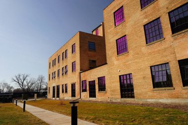 Fond du Lac, Wisconsin USA - 8 Şubat 2024: Eski tarihi Kuzey Tabut Şirketi binası, halkın kiralayıp kullanabileceği apartmanlara dönüştü