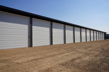 Yol kenarındaki gri ve beyaz kapı depolama birimleri halk tarafından kullanılıyor..