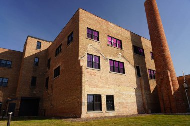 Fond du Lac, Wisconsin USA - 8 Şubat 2024: Eski tarihi Kuzey Tabut Şirketi binası, halkın kiralayıp kullanabileceği apartmanlara dönüştü