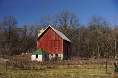 Köydeki terk edilmiş eski evde.