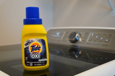 Londra, Birleşik Krallık - 010192 0: Bir şişedeki çamaşır deterjanı. Çamaşır deterjanı şişesi.