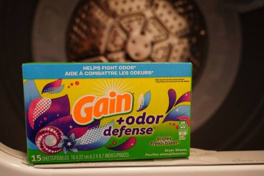 Fond du Lac, Wisconsin USA - 10 Mart 2024: Çamaşır odasında bir kutu Gain Odor Savunma Kurutma Çarşafı.