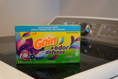 Fond du Lac, Wisconsin USA - 10 Mart 2024: Çamaşır odasında bir kutu Gain Odor Savunma Kurutma Çarşafı.