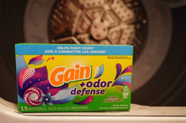Fond du Lac, Wisconsin USA - 10 Mart 2024: Çamaşır odasında bir kutu Gain Odor Savunma Kurutma Çarşafı.