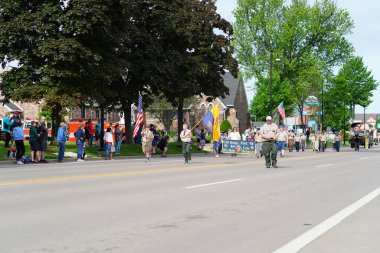 Wisconsin Dells, Wisconsin ABD - 31 Mayıs 2021: Amerikan Lejyonu gazileri anma günü geçit töreninde yürüyüp yürüdüler.