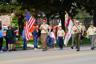 Wisconsin Dells, Wisconsin ABD - 31 Mayıs 2021: Amerikan Lejyonu gazileri anma günü geçit töreninde yürüyüp yürüdüler.
