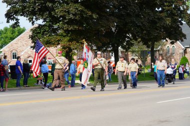 Wisconsin Dells, Wisconsin ABD - 31 Mayıs 2021: Amerikan Lejyonu gazileri anma günü geçit töreninde yürüyüp yürüdüler.