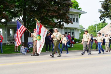 Wisconsin Dells, Wisconsin ABD - 31 Mayıs 2021: Amerikan Lejyonu gazileri anma günü geçit töreninde yürüyüp yürüdüler.