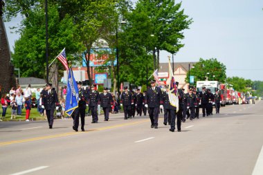 Wisconsin Dells, Wisconsin ABD - 31 Mayıs 2021: Kilbourn Gönüllü İtfaiye Teşkilatı kurtarma ekipleri Anma Günü geçit töreninde yürüyüp yürüdü.