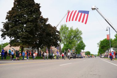 Wisconsin Dells, Wisconsin ABD - 31 Mayıs 2021: Amerikan Lejyonu gazileri anma günü geçit töreninde yürüyüp yürüdüler.