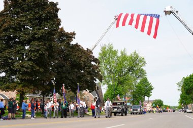 Wisconsin Dells, Wisconsin ABD - 31 Mayıs 2021: Amerikan Lejyonu gazileri anma günü geçit töreninde yürüyüp yürüdüler.