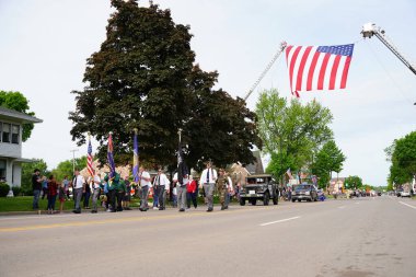 Wisconsin Dells, Wisconsin ABD - 31 Mayıs 2021: Amerikan Lejyonu gazileri anma günü geçit töreninde yürüyüp yürüdüler.