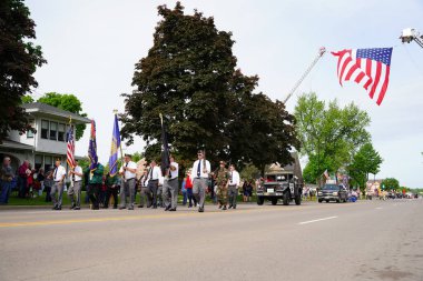 Wisconsin Dells, Wisconsin ABD - 31 Mayıs 2021: Amerikan Lejyonu gazileri anma günü geçit töreninde yürüyüp yürüdüler.
