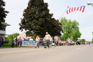 Wisconsin Dells, Wisconsin ABD - 31 Mayıs 2021: Amerikan Lejyonu gazileri anma günü geçit töreninde yürüyüp yürüdüler.