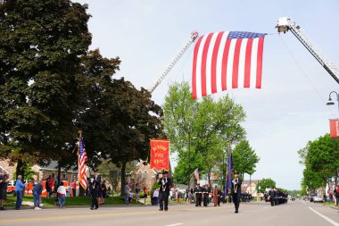 Wisconsin Dells, Wisconsin ABD - 31 Mayıs 2021: Kilbourn Gönüllü İtfaiye Teşkilatı kurtarma ekipleri Anma Günü geçit töreninde yürüyüp yürüdü.