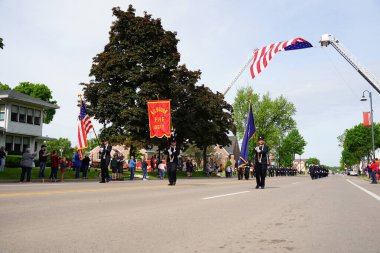 Wisconsin Dells, Wisconsin ABD - 31 Mayıs 2021: Amerikan Lejyonu gazileri anma günü geçit töreninde yürüyüp yürüdüler.