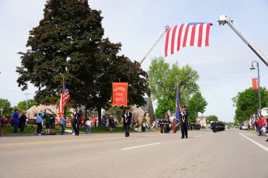 Wisconsin Dells, Wisconsin ABD - 31 Mayıs 2021: Kilbourn Gönüllü İtfaiye Teşkilatı kurtarma ekipleri Anma Günü geçit töreninde yürüyüp yürüdü.