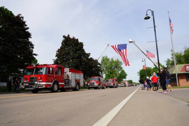Wisconsin Dells, Wisconsin ABD - 31 Mayıs 2021: Kilbourn İtfaiye Departmanı itfaiye araçları Anma Günü geçit töreninden geçti.