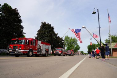 Wisconsin Dells, Wisconsin ABD - 31 Mayıs 2021: Kilbourn İtfaiye Departmanı itfaiye araçları Anma Günü geçit töreninden geçti.