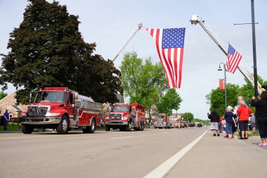 Wisconsin Dells, Wisconsin ABD - 31 Mayıs 2021: Kilbourn İtfaiye Departmanı itfaiye araçları Anma Günü geçit töreninden geçti.