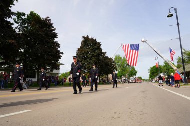Wisconsin Dells, Wisconsin ABD - 31 Mayıs 2021: Kilbourn Gönüllü İtfaiye Teşkilatı kurtarma ekipleri Anma Günü geçit töreninde yürüyüp yürüdü.