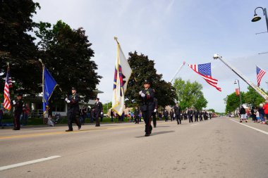 Wisconsin Dells, Wisconsin ABD - 31 Mayıs 2021: Kilbourn Gönüllü İtfaiye Teşkilatı kurtarma ekipleri Anma Günü geçit töreninde yürüyüp yürüdü.