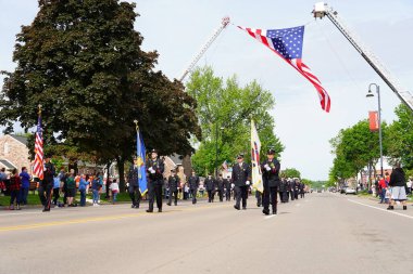 Wisconsin Dells, Wisconsin ABD - 31 Mayıs 2021: Amerikan Lejyonu gazileri anma günü geçit töreninde yürüyüp yürüdüler.