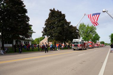 Wisconsin Dells, Wisconsin ABD - 31 Mayıs 2021: Kilbourn Gönüllü İtfaiye Teşkilatı kurtarma ekipleri Anma Günü geçit töreninde yürüyüp yürüdü.
