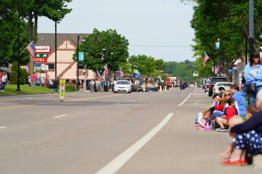 Wisconsin Dells, Wisconsin ABD - 31 Mayıs 2021: Amerikan Lejyonu gazileri anma günü geçit töreninde yürüyüp yürüdüler.