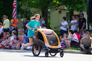 Little Chute, Wisconsin ABD - 5 Haziran 2021: Aile üyeleri ve çocuklar Büyük Wisconsin Peynir Festivali 'nde koşup yürüdüler.