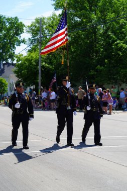 Little Chute, Wisconsin ABD - 5 Haziran 2021 Amerikan Lejyonu 'nun kıdemli üyeleri Büyük Wisconsin Peynir Festivali geçit töreninde yürüdüler ve yürüdüler..