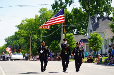 Little Chute, Wisconsin ABD - 5 Haziran 2021 Amerikan Lejyonu 'nun kıdemli üyeleri Büyük Wisconsin Peynir Festivali geçit töreninde yürüdüler ve yürüdüler..