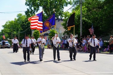 Little Chute, Wisconsin ABD - 5 Haziran 2021 Amerikan Lejyonu 'nun kıdemli üyeleri Büyük Wisconsin Peynir Festivali geçit töreninde yürüdüler ve yürüdüler..