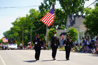 Little Chute, Wisconsin ABD - 5 Haziran 2021 Amerikan Lejyonu 'nun kıdemli üyeleri Büyük Wisconsin Peynir Festivali geçit töreninde yürüdüler ve yürüdüler..