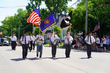 Little Chute, Wisconsin ABD - 5 Haziran 2021 Amerikan Lejyonu 'nun kıdemli üyeleri Büyük Wisconsin Peynir Festivali geçit töreninde yürüdüler ve yürüdüler..