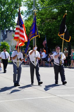 Little Chute, Wisconsin ABD - 5 Haziran 2021 Amerikan Lejyonu 'nun kıdemli üyeleri Büyük Wisconsin Peynir Festivali geçit töreninde yürüdüler ve yürüdüler..