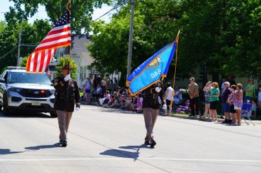 Little Chute, Wisconsin ABD - 5 Haziran 2021 Amerikan Lejyonu 'nun kıdemli üyeleri Büyük Wisconsin Peynir Festivali geçit töreninde yürüdüler ve yürüdüler..