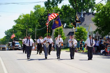 Little Chute, Wisconsin ABD - 5 Haziran 2021 Amerikan Lejyonu 'nun kıdemli üyeleri Büyük Wisconsin Peynir Festivali geçit töreninde yürüdüler ve yürüdüler..