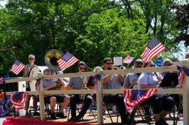 Little Chute, Wisconsin ABD - 5 Haziran 2021 Küçük Paraşüt Lisesi bandosu Wisconsin Peynir Festivali geçit törenine katıldı..