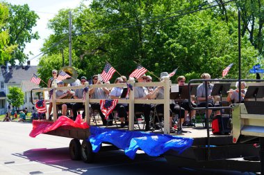 Little Chute, Wisconsin ABD - 5 Haziran 2021 Küçük Paraşüt Lisesi bandosu Wisconsin Peynir Festivali geçit törenine katıldı..
