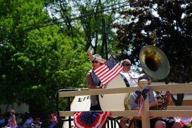 Little Chute, Wisconsin ABD - 5 Haziran 2021 Küçük Paraşüt Lisesi bandosu Wisconsin Peynir Festivali geçit törenine katıldı..