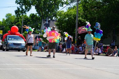 Little Chute, Wisconsin ABD - 5 Haziran 2021: Yerel halk üyeleri yürüdü ve Büyük Wisconsin Peynir Festivali geçit törenine katıldı.