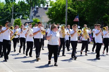Little Chute, Wisconsin ABD - 5 Haziran 2021 Küçük Paraşüt Lisesi bandosu Wisconsin Peynir Festivali geçit törenine katıldı..