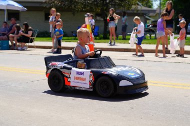 Little Chute, Wisconsin ABD - 5 Haziran 2021: Yerel halk üyeleri yürüdü ve Büyük Wisconsin Peynir Festivali geçit törenine katıldı.