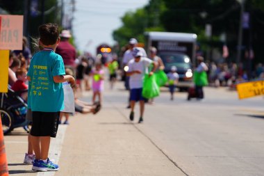 Little Chute, Wisconsin ABD - 5 Haziran 2021: Yerel halk üyeleri yürüdü ve Büyük Wisconsin Peynir Festivali geçit törenine katıldı.