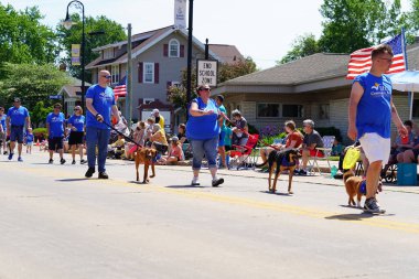 Little Chute, Wisconsin ABD - 5 Haziran 2021: Yerel halk üyeleri yürüdü ve Büyük Wisconsin Peynir Festivali geçit törenine katıldı.