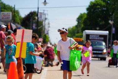 Little Chute, Wisconsin ABD - 5 Haziran 2021: Yerel halk üyeleri yürüdü ve Büyük Wisconsin Peynir Festivali geçit törenine katıldı.