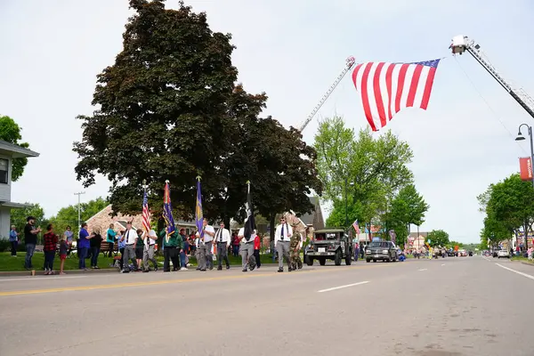 Wisconsin Dells, Wisconsin ABD - 31 Mayıs 2021: Amerikan Lejyonu gazileri anma günü geçit töreninde yürüyüp yürüdüler.